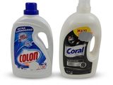 deux flacons de liquide et un flacon de liquide posés sur une surface blanche