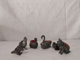 un groupe d'animaux en peluche posés sur une table