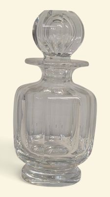 une bouteille en verre transparent munie d'un bouchon sur le dessus