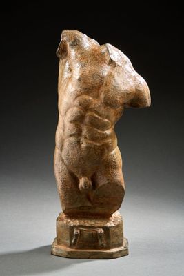 une image représentant une sculpture représentant le torse d'un homme sur un socle