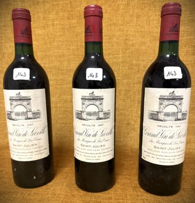 trois bouteilles de vin posées sur une table l'une à côté de l'autre