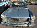 une voiture garée devant un immeuble dont le mur est recouvert de graffitis
