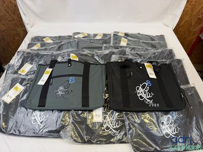 de nombreux sacs et valises posés sur un lit