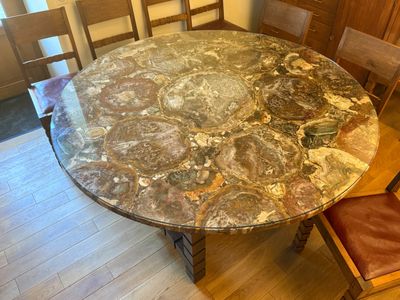 Grande table ronde à plateau de bois pétrifié, diam 160, sur…