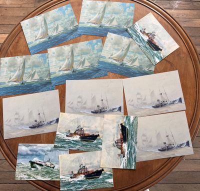 beaucoup de photos de bateaux sur la table