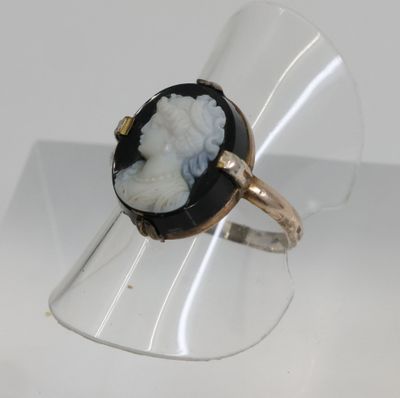 une image d'une bague ornée d'un camée en noir et blanc