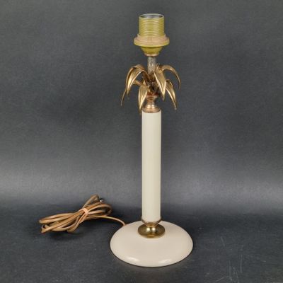 une lampe posée sur une table, avec un cordon d'alimentation
