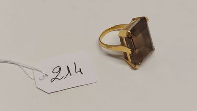 une bague en or sertie d'un quartz fumé, avec son étiquette de prix