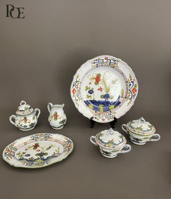 une image d'un groupe de plats, de tasses et de soucoupes en porcelaine