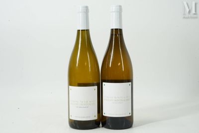 deux bouteilles de vin posées l'une à côté de l'autre sur une table