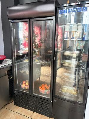 une vitrine en verre contenant des fruits, dans la cuisine