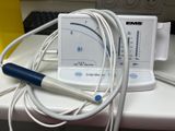 un appareil électronique posé sur un comptoir