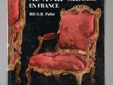 la couverture d'un livre représentant une chaise rouge ornée de galons dorés
