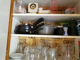 une étagère sur laquelle sont posés de nombreux plats et verres