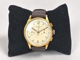 une montre posée sur un oreiller