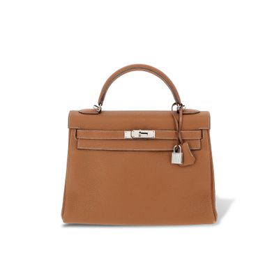 un sac à main en cuir marron muni d'un fermoir métallique sur la poignée