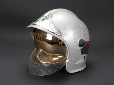 un vieux casque surmonté d'un casque doré