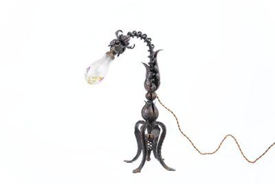 une image représentant une lampe sur laquelle figure une pieuvre