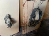 deux paires de chaussures accrochées au mur l'une à côté de l'autre