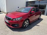 la voiture rouge est garée devant un bâtiment