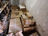 une pièce avec beaucoup de cartons et des cartons sur le sol