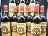 un groupe de bouteilles de vin posées sur une table