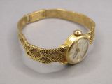 l'image d'une montre-bracelet en or entourée d'une chaîne