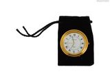 un petit sac noir contenant une montre dorée