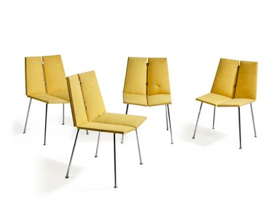 trois chaises jaunes placées les unes à côté des autres sur une surface blanche