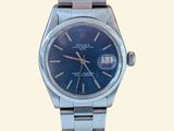 une montre en argent avec un cadran bleu