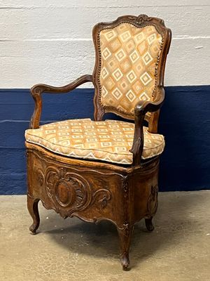 Fauteuil de commodité (ou d'aisance) à décor moulé et sculpt…