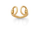 gros plan d'une bague en or sur fond blanc