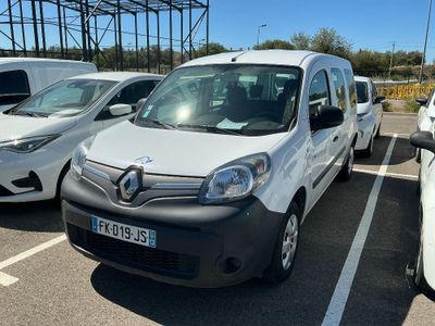 une camionnette blanche garée dans un parking à côté d'autres voitures