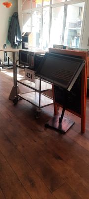 un barbecue au milieu d'une pièce équipée d'une table et de chaises