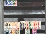 une photo d'une collection de timbres exposée dans une vitrine