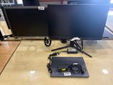deux écrans et un ordinateur portable posés sur une table