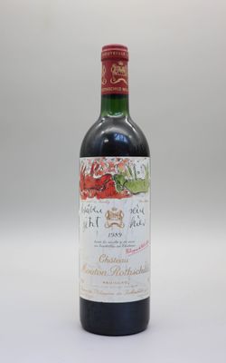 une bouteille de vin posée sur une table