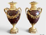 paire de vases anciens décorés d'or et de rouge, posés sur des socles