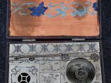 une petite boîte en argent ornée d'un motif