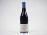 une bouteille de vin rouge sur fond blanc
