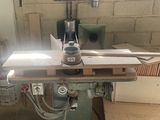une machine posée sur une table dans une pièce