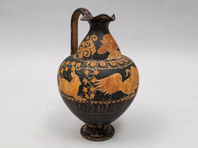 un vase noir et doré orné d'un oiseau