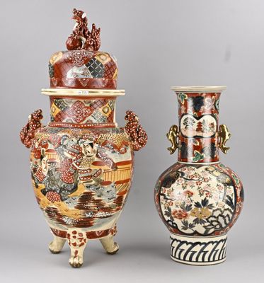 Deux vases sont posés l'un à côté de l'autre sur une surface grise
