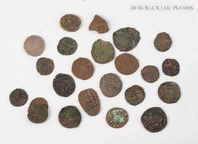 quelques vieilles pièces de monnaie sont éparpillées sur une surface blanche