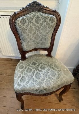 une chaise qui se trouve dans le coin d'une pièce