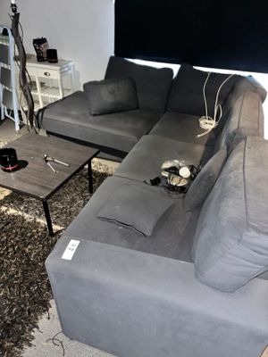 un salon avec un canapé, une table basse et une télévision
