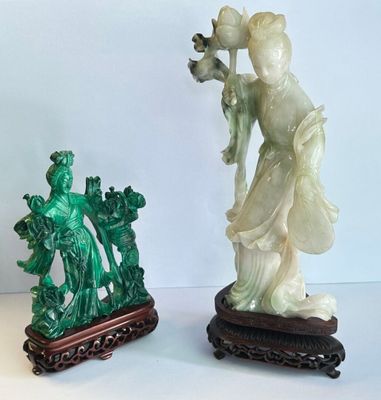 deux figurines assises sur une table