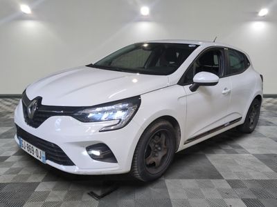 la voiture blanche est garée sur le sol à carreaux d'un garage