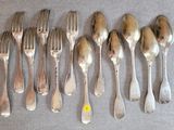 beaucoup de cuillères et de fourchettes en argent sur une table