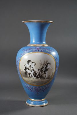Important vase en verre opalin à décor émaillé de putti dans un cartou - Photo 1